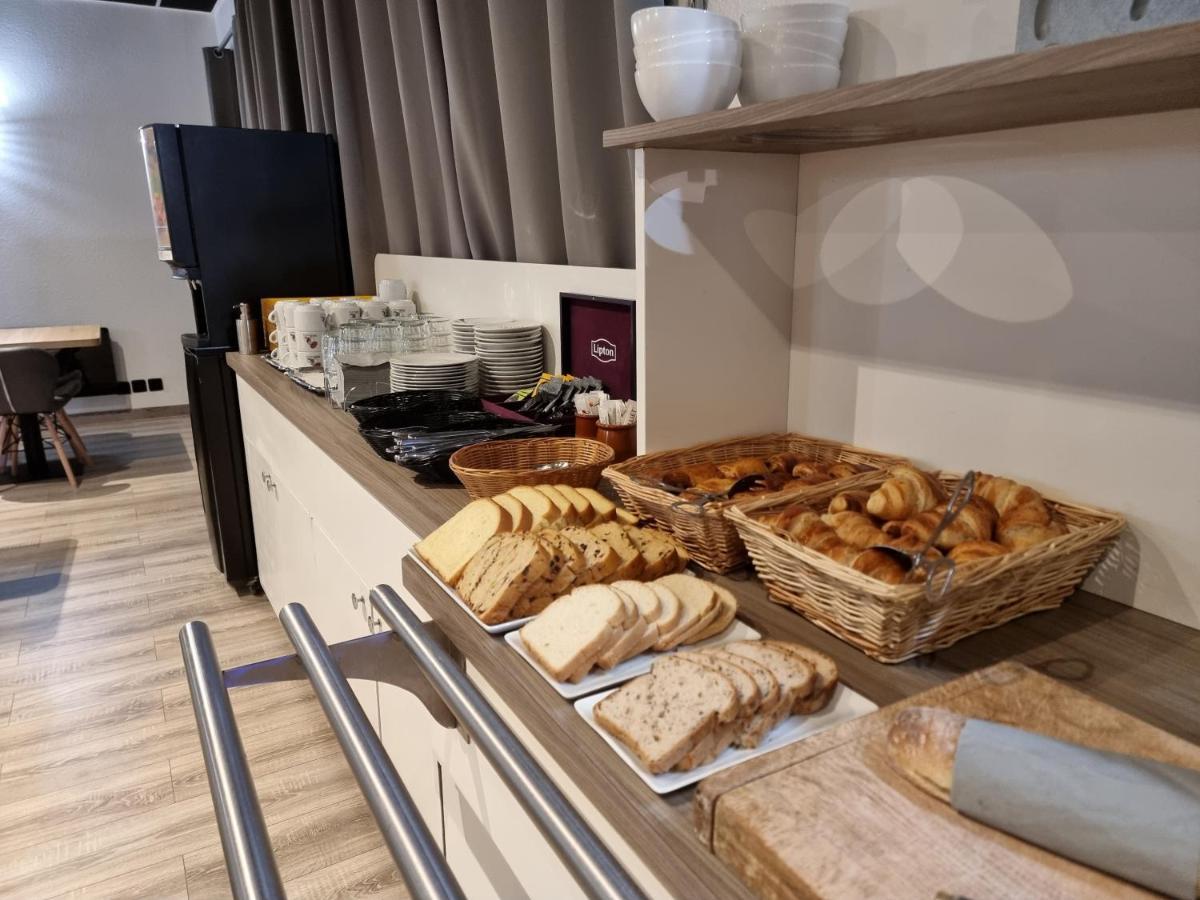 Hotel Restaurant Le Relais - Pau Nord Lons Bagian luar foto